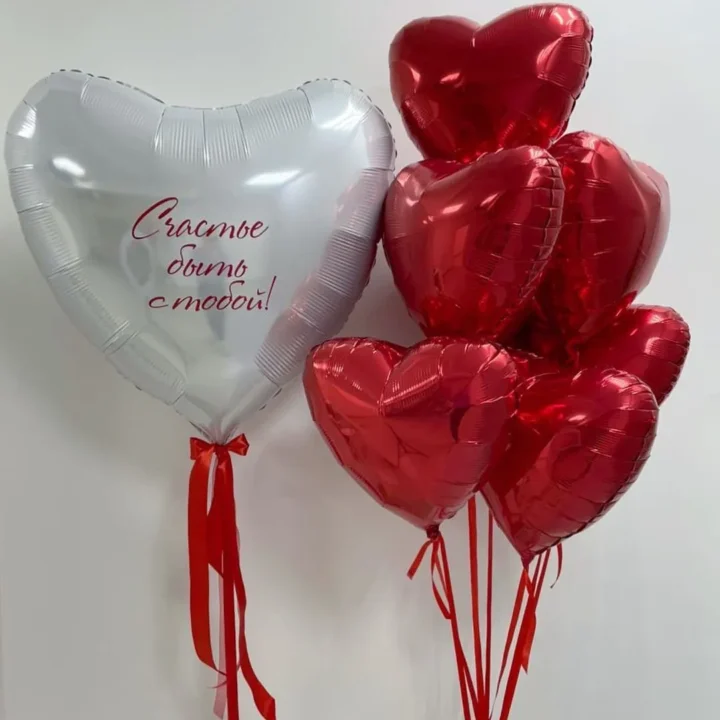 большое белое сердце и фонтан из красных сердец