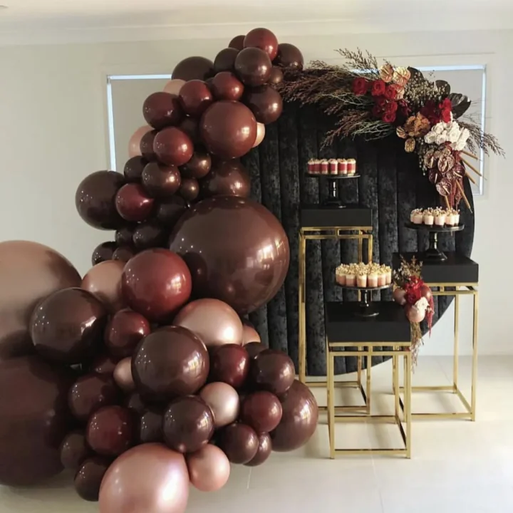Фотозона из шаров с цветами бардового, коричневого и розового цвета
