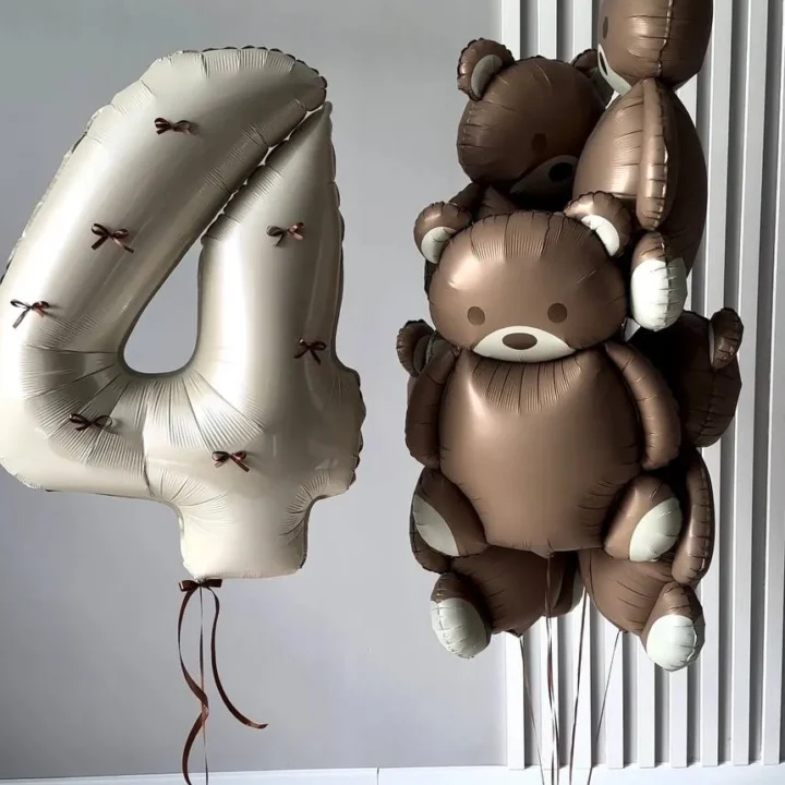 композиция из шаров с мишками и цифрой с бантиками